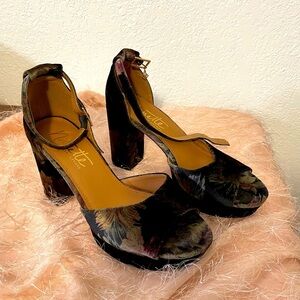 Beautiful velvet Lanette Lepore open toe pumps. Size 7.5